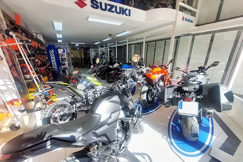 Zona de exposición del concesionario Suzuki