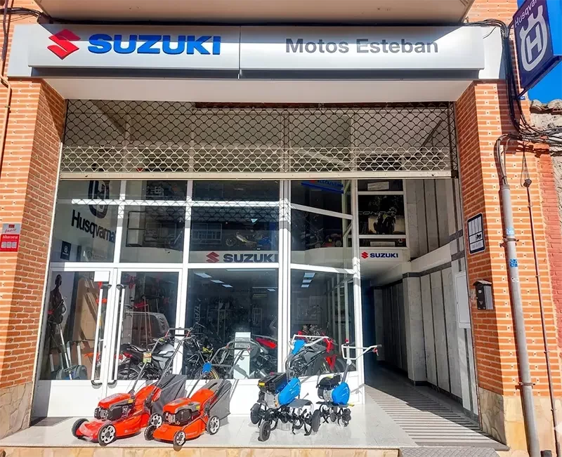 Vista de la fachada del taller de motos en Benavente